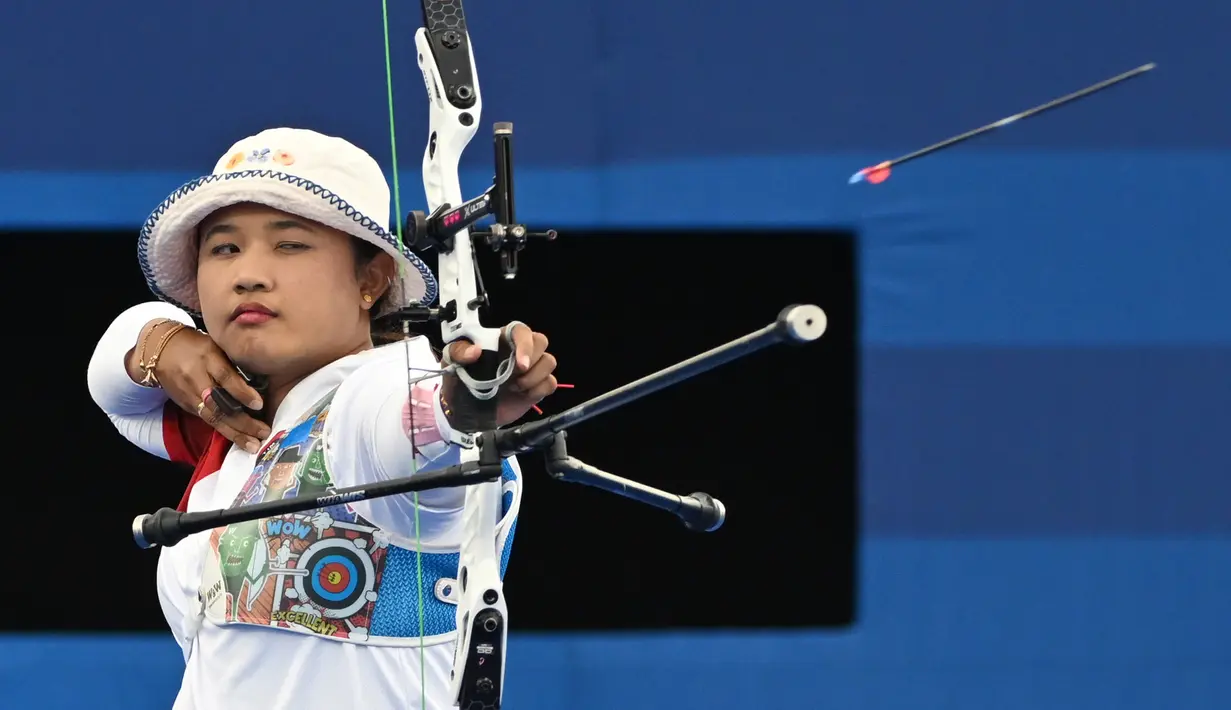 <p>Atlet panahan putri Indonesia, Rezza Octavia melepaskan anak panah saat menghadapi wakil Korea Selatan, Lim Si-hyeon pada babak 32 besar nomor individual putri cabor panahan Olimpiade Paris 2024 di Les Invalides Arena, Paris, Kamis (1/8/2024). (Dok. NOC Indonesia/Antara/Wahyu Putro A)</p>