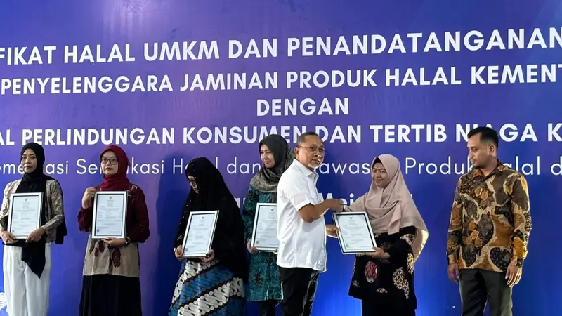 Menteri Perdagangan Zulkifli Hasan menyerahkan sertifikasi halal kepada 223 UMKM di gedung Direktorat Standardisasi dan Pengendalian Mutu, Jakarta Timur, Selasa (28/5/2024). (Tira/Liputan6.com).