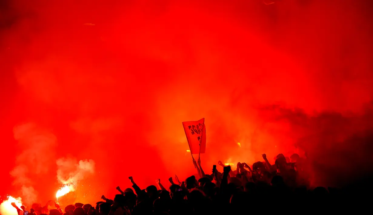 Suporter Nantes menyalakan suar saat pertandingan antara Nantes melawan Marseille dalam laga Ligue 1 di Stadion Beaujoire, Prancis, (1/11/2015). (AFP Photo/Jean-Sebastien Evrard)