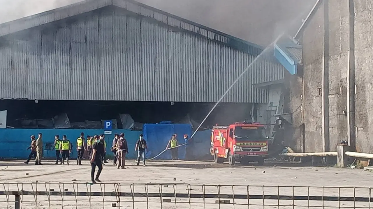 Aparat gabungan melakukan pemadaman di lokasi pabrik ikan.