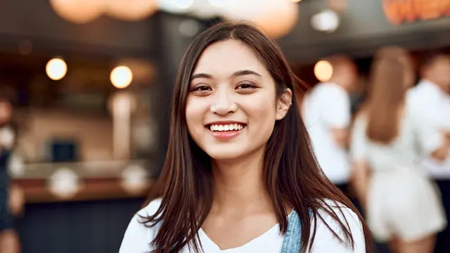 perempuan tertawa