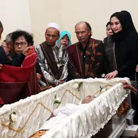 "Dari sejak itu, penyakitnya jadi bertubi-tubi, ada lagi di paru-paru, karena akibat kemo terus pindah ke kelenjar, nyebar juga ke ada gumpalan di otak, udah komplikasi juga, terakhir kemarin kena struk," jelas Natalie Sarah. (Deki Prayoga/Bintang.com)