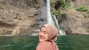 Pesona Alifhia Fitri saat bermain air di air terjun ini sangat menawan. Senyum tipisnya sambil memejamkan mata semakin membuat selebgram hits asal Bogor ini menyita perhatian. Foto Alifhia di alam bebas ini sukses bikin followersnya terpesona. (Liputan6.com/IG/@alifhiafitri)