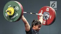 Raut wajah lifter Indonesia Melinda Gusti saat melakukan angkatan pada nomor angkat besi putri 75 Kg 18th Asian Games Invitation Tournament di JiExpo, Jakarta, Senin (12/2). Melinda memperoleh emas pada nomor tersebut. (Liputan6.com/Faizal Fanani)