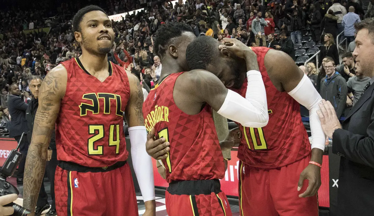Ekspresi kegembiraan para pemain Atlanta Hawks usai mengalahkan San Antonio Spurs pada lanjutan NBA basketball game di Philips Arena, (01/01/2017). Atlanta menang 114-112. (AP/John Amis)