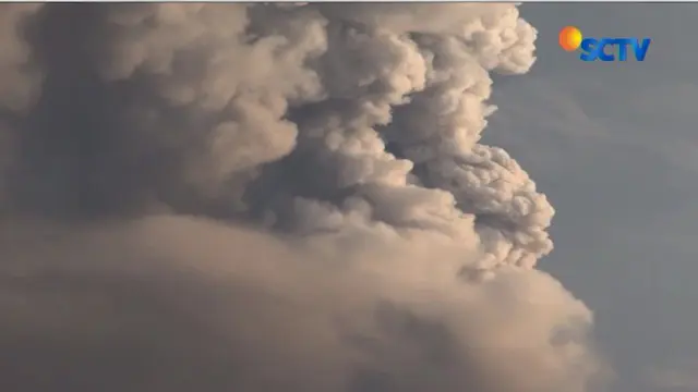 Dua kepulan asap Gunung Agung yang keluar pada Selasa (28/11) pagi diduga berasal dari dua pipa magma yang berbeda.