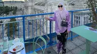 Istri Sekda Riau SF Hariyanto saat plesiran ke luar negeri dan pamer harta dengan memakai tas mewah (Liputan6.com/Istimewa)