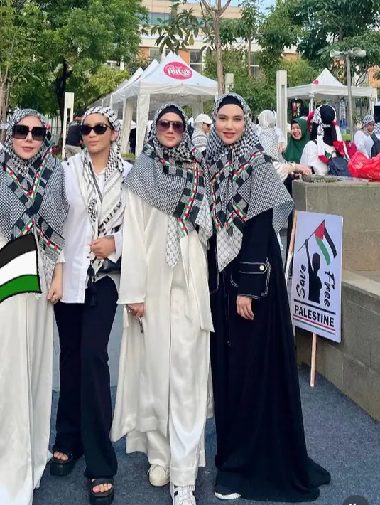 Kerudung dengan motif sorban juga dikenakan oleh Mulan Jameela. Ia pun tampil dengan baju putihnya. [@mulanjameela1]