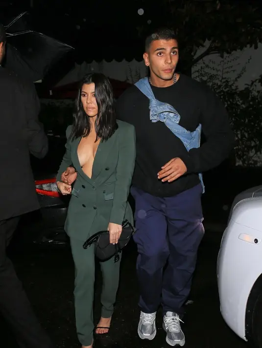 Sementara itu Kourtney Kardashian pun hadir bersama dengan Younes Bendjima. Mereka terlihat mesra usai dikabarkan sempat bertengkar bahkan putus. (BACKGRID/TheSun)