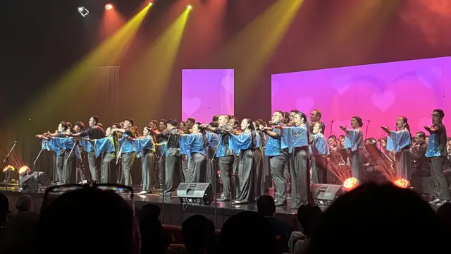 Potret Batavia Madrigal Singers menyanyikan lagu Pandangan Pertama, yang dipopulerkan oleh RAN pada Konser Melodi Milenium 2024 (Dok. Patricia Vianney)