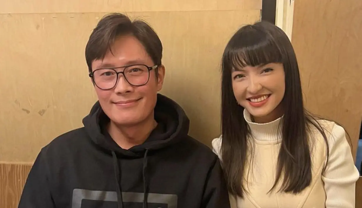 Berkunjung ke Korea Selatan, Raline Shah yang mengenakan mini dress dipadukan lengan panjang putih turtleneck berkesempatan makan bareng aktor ternama Korea Lee Byung Hun. Credit:  (@ralineshah)
