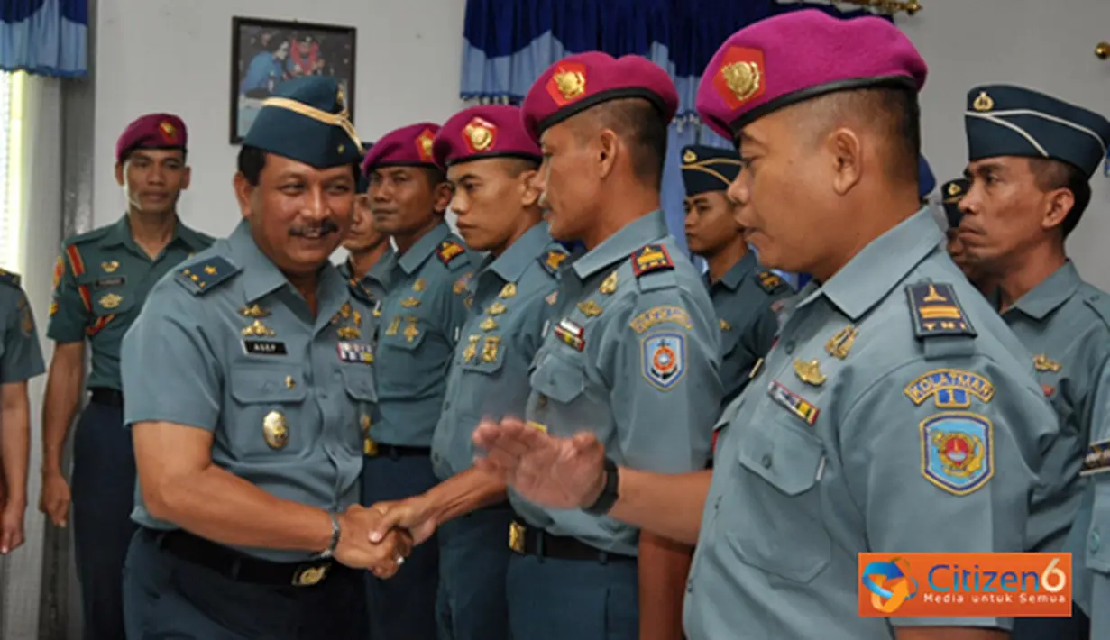 Citizen6, Surabaya: Kadisdikal Laksma TNI Asep Burhanudin mengucapkan selamat kepada 60 perserta yang telah mengikuti Pekerti gelombang I tahun 2012. (Pengirim: Penkobangdikal).