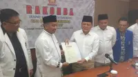 DPD Partai Gerindra Jawa Barat menyerahkan SK dukungan kepada pasangan Pilkada Jabar 2018 Mayjen (Purn) Sudrajat dan Ahmad Syaikhu. (Liputan6.com/Kukuh Saokani)