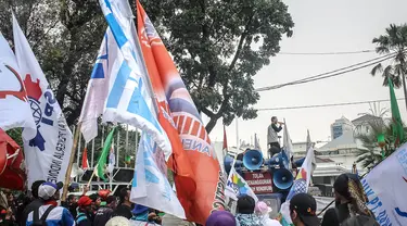 Ratusan buruh menggelar aksi unjuk rasa di depan Balaikota, Jakarta, Rabu (22/10/14). (Liputan6.com/Faizal Fanani)