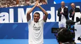 Penyerang asal Prancis Kylian Mbappe menyapa penggemarnya saat tampil perdana sebagai pemain Real Madrid di Estadio Santiago Bernabeu, Selasa (16/7/2024).  (Pierre-Philippe MARCOU/AFP)