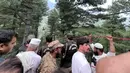 Kedelapan orang yang terjebak di kereta gantung selama berjam-jam di atas jurang di Pakistan berhasil diselamatkan. (Handout / ISPR / AFP)