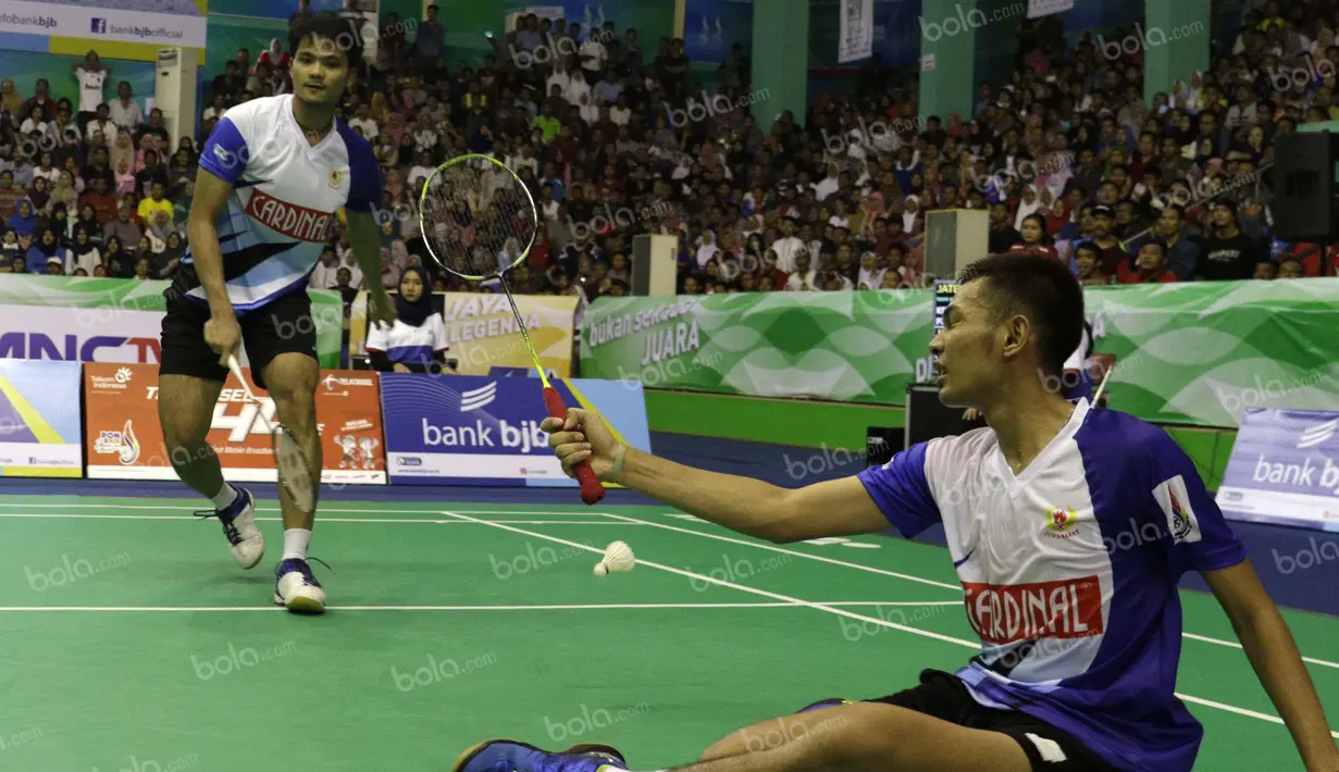 Fajar Alfian/Ricky Karanda Suwardi, harus bekerja keras untuk mengalahkan Kenas Adi Haryanto/Praveen Jordan, dalam final beregu putra bulutangkis PON XIX Jawa Barat di GOR Bima, Cirebon, Jumat (23/9/2016). (Bola.com/Arief Bagus)