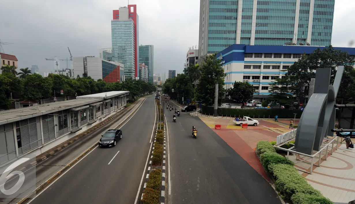 Suasana jalan HR Rasuna Said Jakarta, Kamis (5/5/2016). Sejumlah ruas jalan utama di Jakarta terpantau lengang terkait libur panjang dua hari besar keagamaan dan akhir pekan.(Liputan6.com/Helmi Fithriansyah)