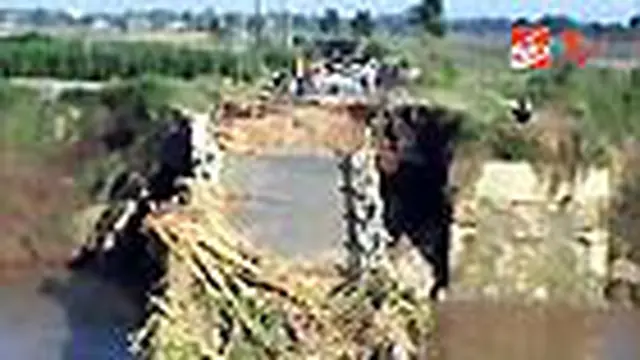 Hujan deras yang mengakibatkan banjir memutuskan sebuah jembatan di Kendal, Jateng. Akibatnya akses menuju empat kecamatan menjadi terputus.