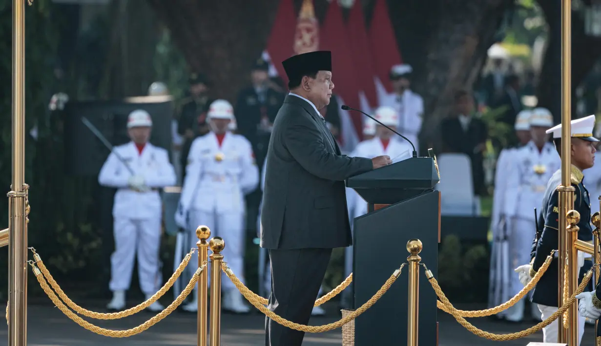 Presiden Prabowo Subianto memimpin upacara Prasetya Perwira (Praspa) Tentara Nasional Indonesia dan Kepolisian Negara Republik Indonesia di Istana Kepresidenan, Jakarta pada Rabu 23 Juli 2025. (YASUYOSHI CHIBA/AFP)