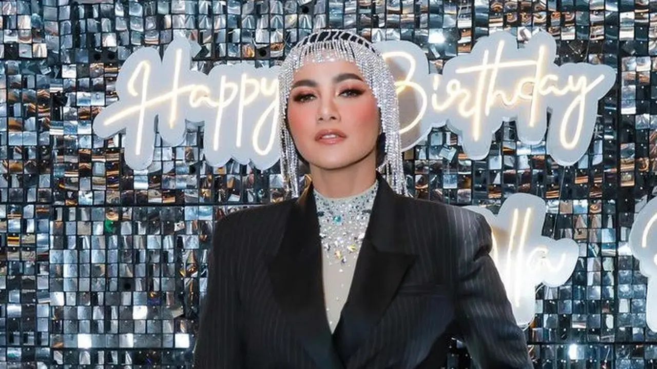 Gaya Olla Ramlan di Ulang Tahun ke-44