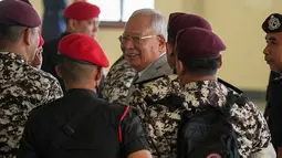 Sebelumnya, Pengadilan Tinggi Malaysia menjatuhkan hukuman 12 tahun penjara dan denda sebesar RM210 juta kepada mantan Perdana Menteri Malaysia, Najib Razak, di mana keputusan tersebut dikuatkan oleh Pengadilan Banding dan Mahkamah Federal setelah menolak banding. Tampak dalam foto, mantan Perdana Menteri Malaysia, Najib Razak (tengah) dikawal oleh petugas penjara saat tiba di Kompleks Pengadilan Tinggi Kuala Lumpur, Malaysia, Senin 22 Desember 2025. (AP Photo/Azneal Ishak)