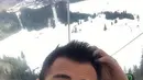 Raffi Ahmad menyempatkan selfie di gunung salju Swiss. "Akhirnya kesampean juga lihat dan megang salju ....." tulis Raffi. (Foto:Instagram/raffinagita1717)