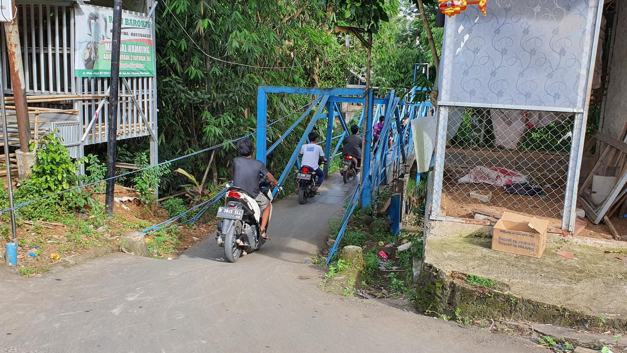 Jembatan biru di Kampung Utan, Pondok Jaya, Cipayung, Depok jadi sorotan setelah viral sosok diduga kuntilanak membonceng sepeda motor