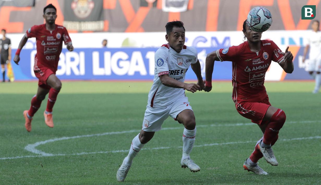 <p>Pemain Persija Jakarta, Hansamu Yama (kanan) berebut bola dengan pemain Persis Solo, Samsul Arif dalam laga pekan ke-2 BRI Liga 1 2022/2023 antara Persija Jakarta melawan Persis Solo di Stadion Patriot Candrabhaga, Bekasi, Minggu (31/7/2022) sore WIB. (Bola.com/Ikhwan Yanuar)</p>