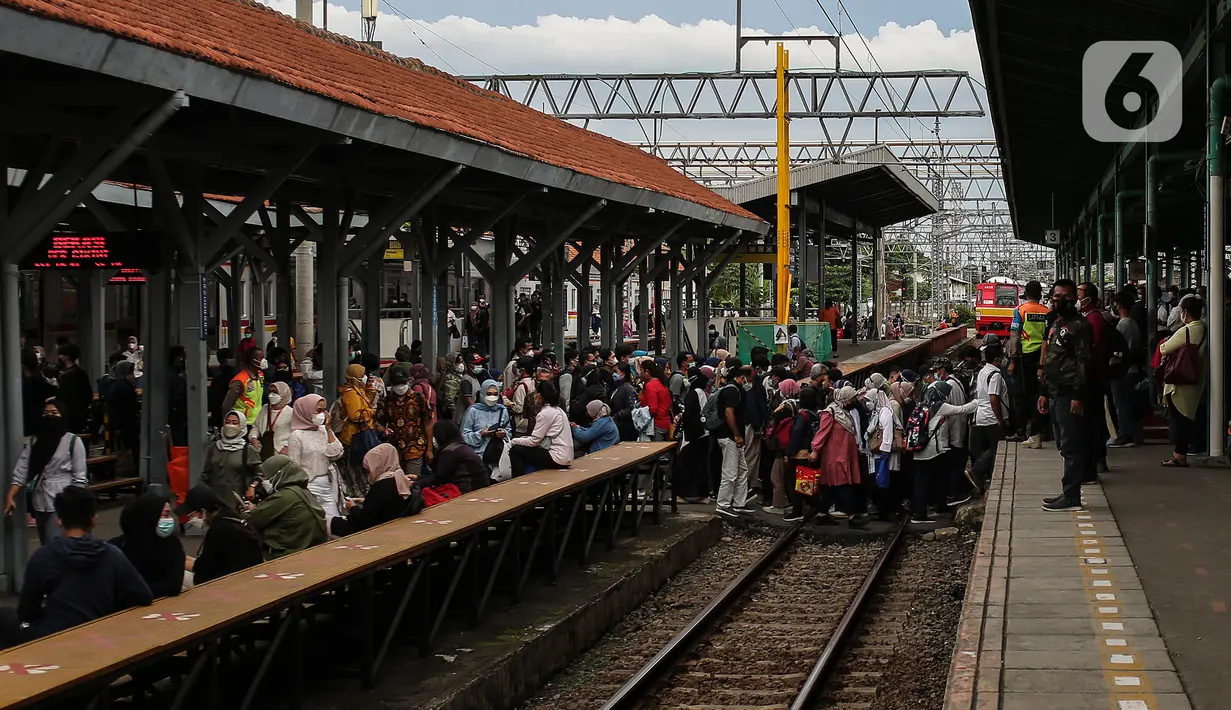 Aktivitas penumpang KRL Commuterline saat jam pulang kantor, Jakarta, Rabu (17/11/2021). Pemerintah menyatakan status level PPKM di luar Jawa Bali tidak berubah dan tetap yang berlaku hingga pekan depan yaitu, pada 16-29 November 2021. (Liputan6.com/Johan Tallo)