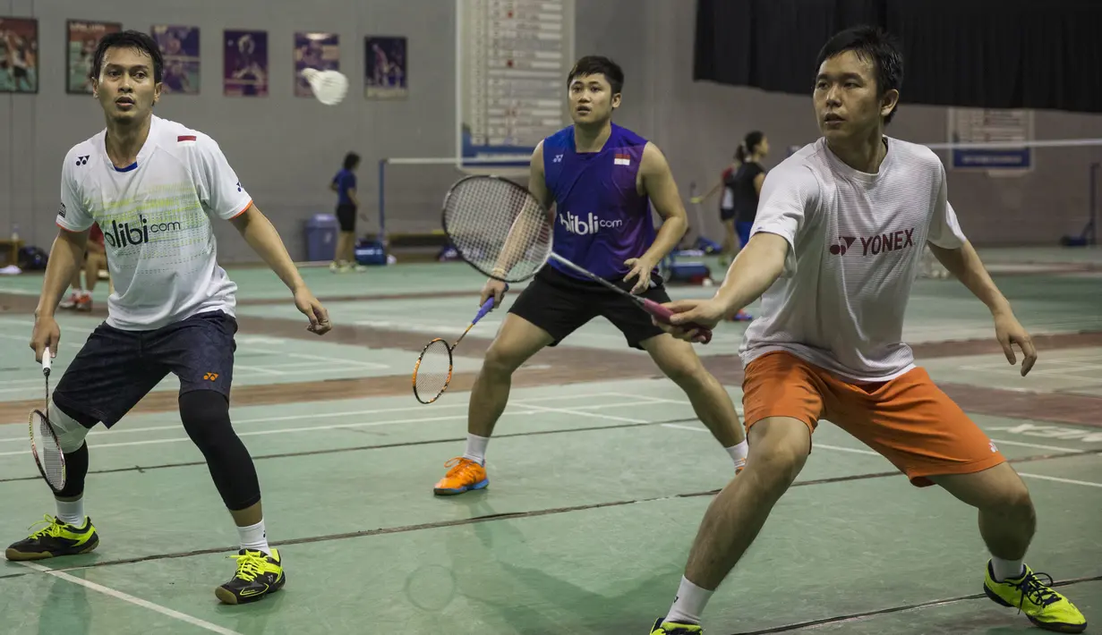 Pasangan pebulutangkis ganda putra Indonesia, Hendra Setiawan dan Mohammad Ahsan, berlatih jelang Olimpiade Rio de Janeiro 2016 di Pelatnas Cipayung, Jakarta, Jumat (22/7/2016). (Bola.com/Vitalis Yogi Trisna)