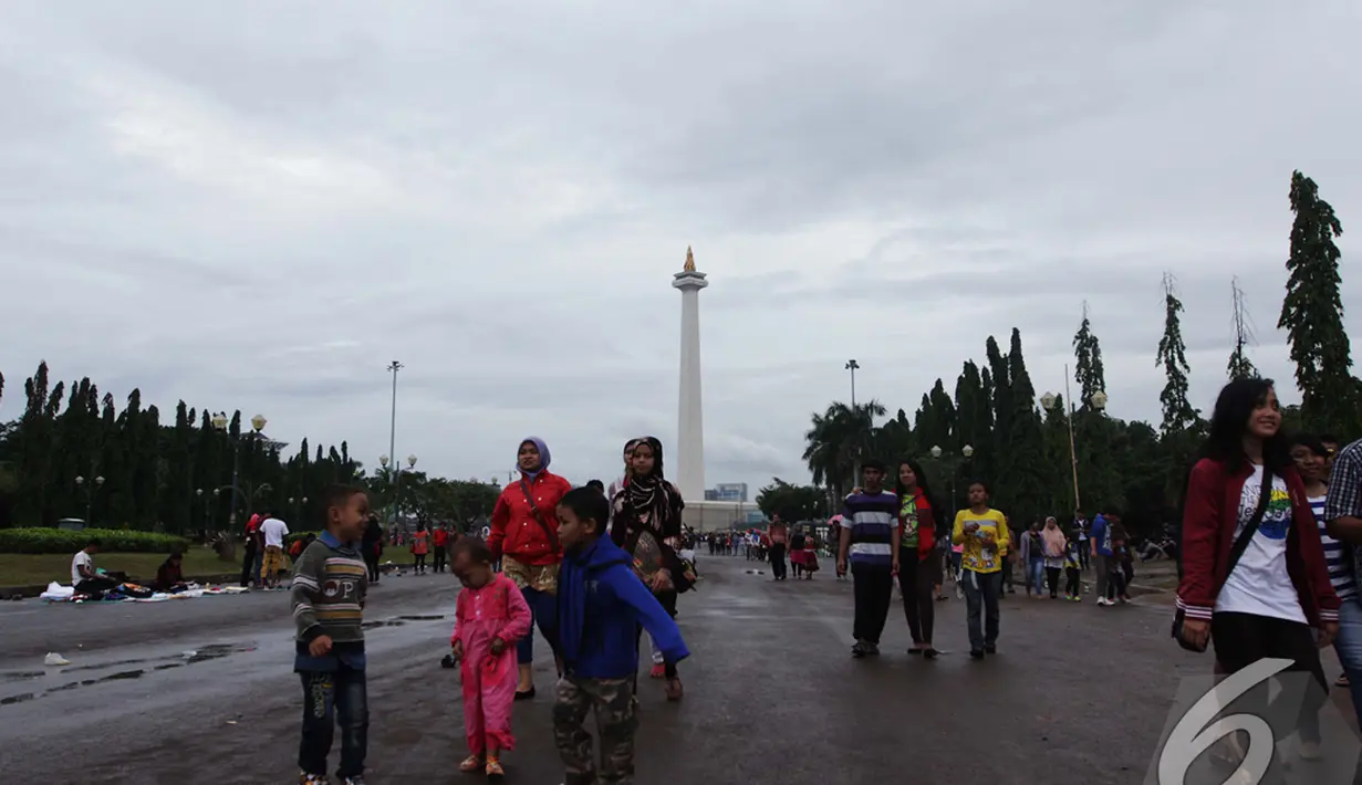 Para bocah tampak gembira saat berkunjung ke kawasan Monas, Jakarta, Kamis (1/1/2015). (Liputan6.com/Faizal Fanani)