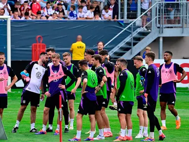 Pelatih kepala timnas Jerman, Julian Nagelsmann berbicara dengan para pemainnya dalam sesi latihan publik di Jena, Jerman timur pada 27 Mei 2024. (Tobias SCHWARZ/AFP)