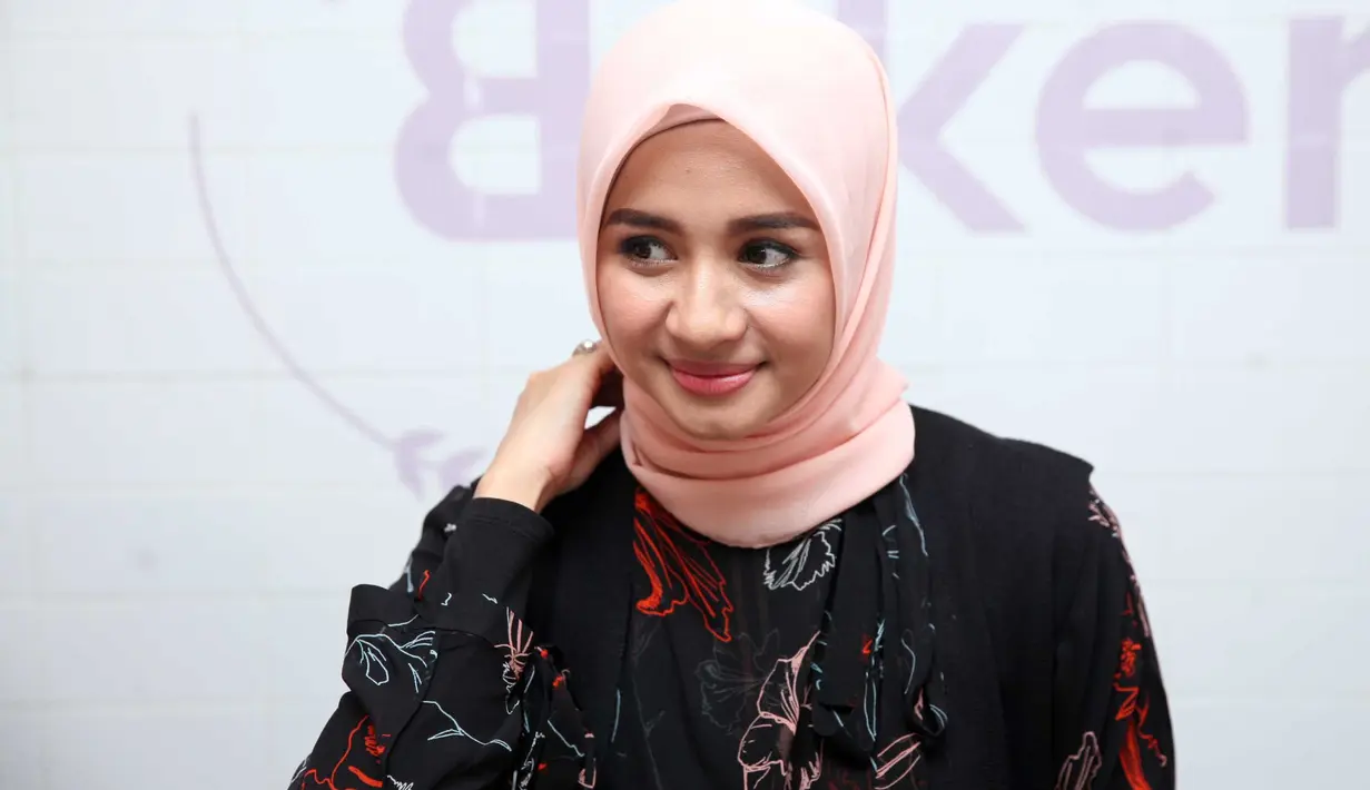 "Alhamdulillah aamiin," ucapnya singkat di Bebelly Bakery, kawasan Margonda, Depok, Jawa Barat, Senin (30/10/2017). (Nurwahyunan/Bintang.com)