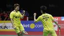 Ganda putra Indonesia, Kevin Sanjaya/Marcus Gideon, saat melawan wakil China, Li Junhui/Liu Yuchen pada laga Indonesia Masters 2018 di Istora Senayan, Minggu (28/1/2018). Kevin /Marcus menang 11-21, 21-10, dan 21-16. (Bola.com/M Iqbal Ichsan)