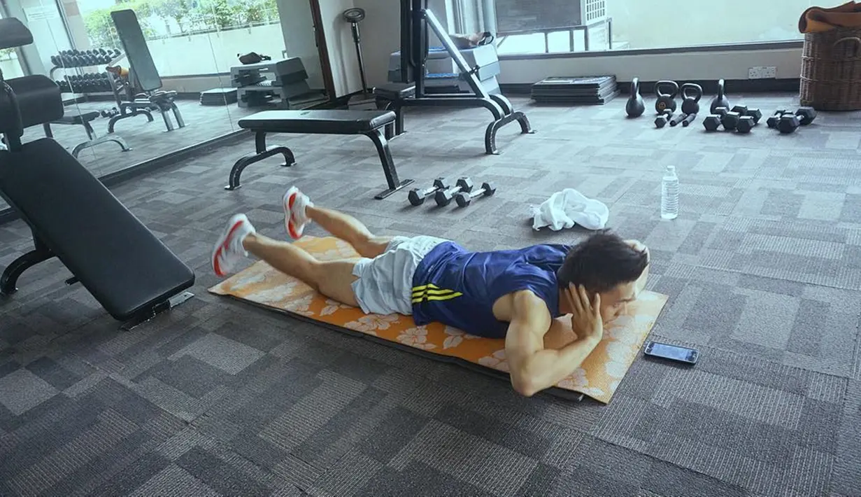 Kesehariannya menjalani serangkaian olahraga pun ia unggah lewat akun Instagram miliknya. Seperti saat dirinya berolah raga di ruangan gym ini. (Liputan6.com/IG/@randpunk)