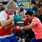 Petinju Manny Pacquiao (kanan) berlatih dengan pelatih Freddie Roach di sebuah klub tinju di Los Angeles, AS, Rabu (9/1). Pertarungan melawan Adrien Broner menjadi duel tinju profesional ke-70 bagi Manny Pacquiao. (AP Photo/Damian Dovarganes)