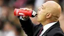 Gaya pelatih Stuttgart asal Swiss Christian Gross dengan botol minumannya di laga lanjutan Bundesliga melawan Borussia Dortmund di Mercedes-Benz Arena, 29 Agustus 2010. AFP PHOTO / THOMAS KIENZLE 