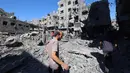 Di Gaza Tengah, empat orang tewas di kamp pengungsi al-Bureij ketika rumah sebuah keluarga menjadi sasaran serangan semalam. (Eyad BABA/AFP)