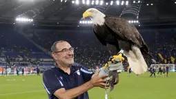 Maurizio Sarri yang membawa anak asuhnya mengalahkan tim asuhan Jose Mourinho dengan skor 3-2 itu nampak memegang elang yang menjadi lambang Lazio. (AP/Andrew Medichini)