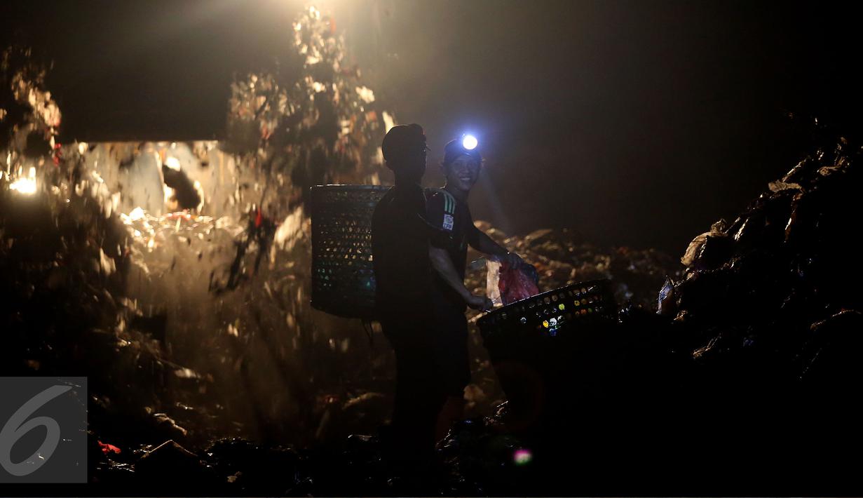 Kendati belum ada solusi, Pemda DKI Jakarta melalui dinas kebersihan melakukan pemberian dan kompensasi masyarakat di TPST Bantar Gebang sebesar Rp 500.000 per tiga bulan dan pemberian pelayanan BPJS kepada 6000 pemulung. (Liputan6.com/Johan Tallo) 