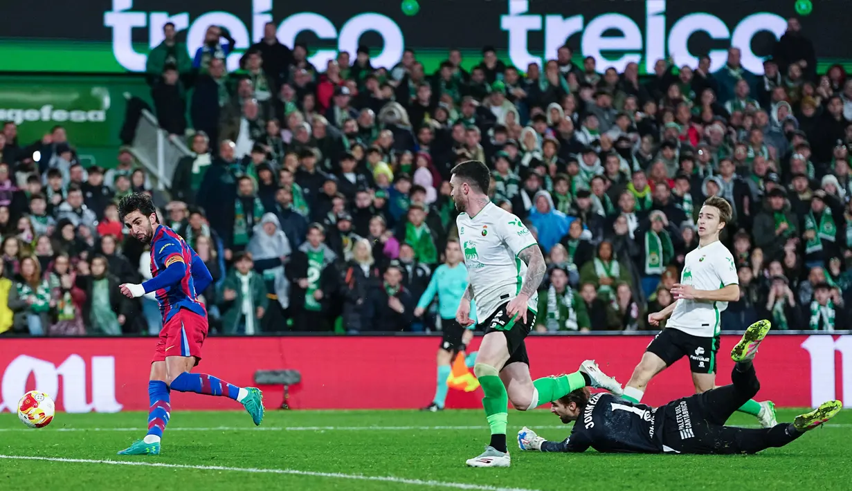 Kemenangan ini mengantarkan Barcelona melangkah ke babak perempat final Copa del Rey. Sebaliknya, Racing Santander harus mengakhiri perjalanan mereka di turnamen ini. (AP Photo/Miguel Oses)