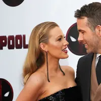 Pemeran utama film Deadpool, Ryan Reynolds bersama istrinya Blake Lively saat menghadiri pemutaran khusus "Deadpool 2" di AMC Loews Lincoln Square, New York (14/5). (Brent N. Clarke / Invision / AP)