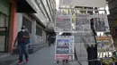 Tampilan sampul surat kabar Meksiko di sebuah kios sehari setelah pemilihan presiden AS 2020 di Mexico City, pada Rabu (4/11/2020). (Photo by ALFREDO ESTRELLA / AFP)