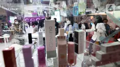 Pengunjung memilih produk kecantikan saat pameran Cosmobeaute Indonesia 2022 di Jakarta Convention Center (JCC), Senayan, Jakarta, Kamis (3/11/2022). Cosmobeaute Indonesia 2022 merupakan ajang pameran terbesar di industri kecantikan. (Liputan6.com/Johan Tallo)