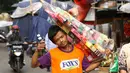 Pedagang membawa parsel yang dijual di kawasan Cikini, Jakarta, Rabu (6/6). Menjelang Hari Raya Idul Fitri, penjualan parsel para pedagang dadakan tersebut meningkat hingga 50 persen. (Liputan6.com/Immanuel Antonius)