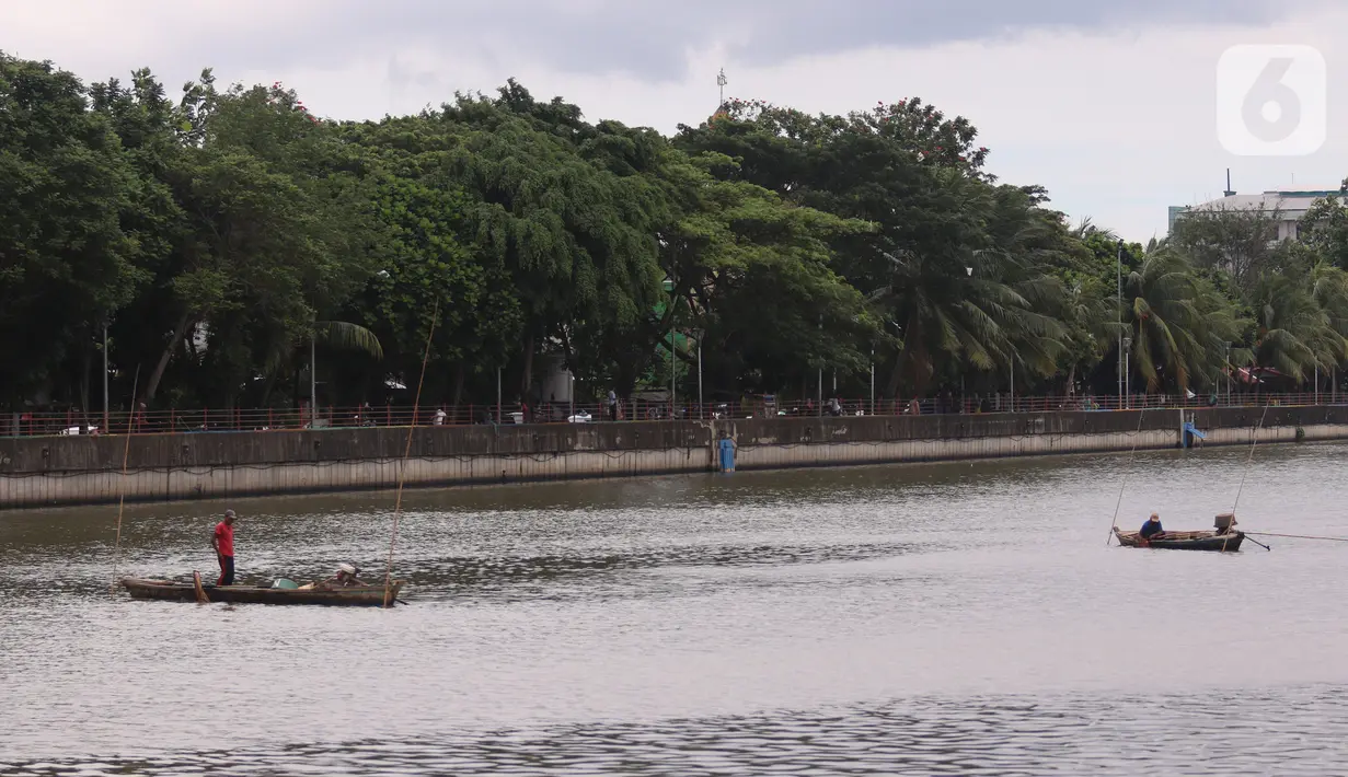 Sejumlah nelayan mencari cacing sutra di sungai cisadane Tangerang, Senin (30/11/2020). Cacing sutra tersebut memiliki nilai ekonomis bagi para nelayan yang nantinya akan di jual untuk pakan ikan hias dan kosmetik. (Liputan6.com/Angga Yuniar)