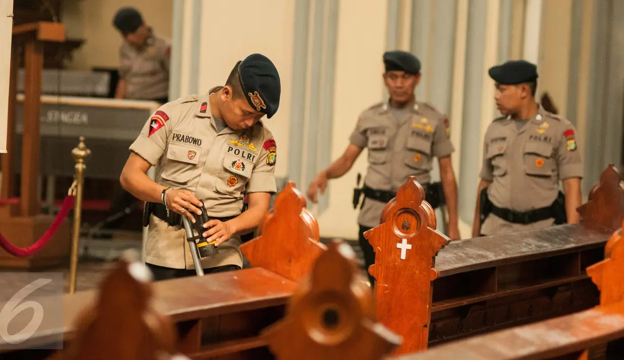 Petugas Brimob melakukan sterilisasi sebelum misa Kamis Putih di Gereja Katedral, Jakarta, Kamis (13/4). Sterilisasi ini untuk memberikan rasa aman kepada umat Katolik yang melaksanakan rangkaian misa Tri Hari Suci Paskah. (Liputan6.com/Gempur M Surya)