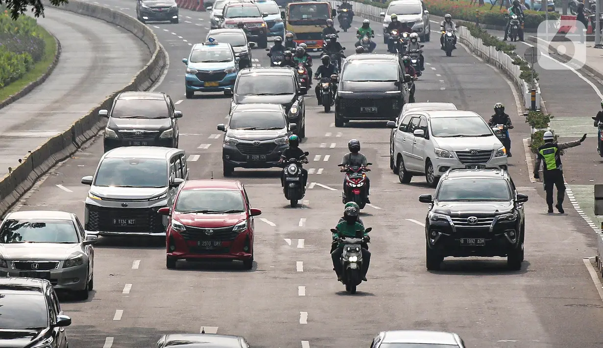 Kendaraan berjalan tersendat di Jalan Sudirman, Jakarta, Rabu (20/7/2022). Dinas Lingkungan Hidup (DLH) DKI Jakarta menyatakan sebanyak 75 persen polusi udara di Ibu Kota berasal dari emisi kendaraan bermotor roda dua dan roda empat. (Liputan6.com/Faizal Fanani)