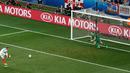 Striker Inggris, Wayne Rooney, mencetak gol lewat penalti ke gawang Islandia pada babak 16 besar Piala Eropa 2016 di Stade de Nice, Nice, Selasa (28/6/2016) dini hari WIB. (Reuters/Yves Herman)